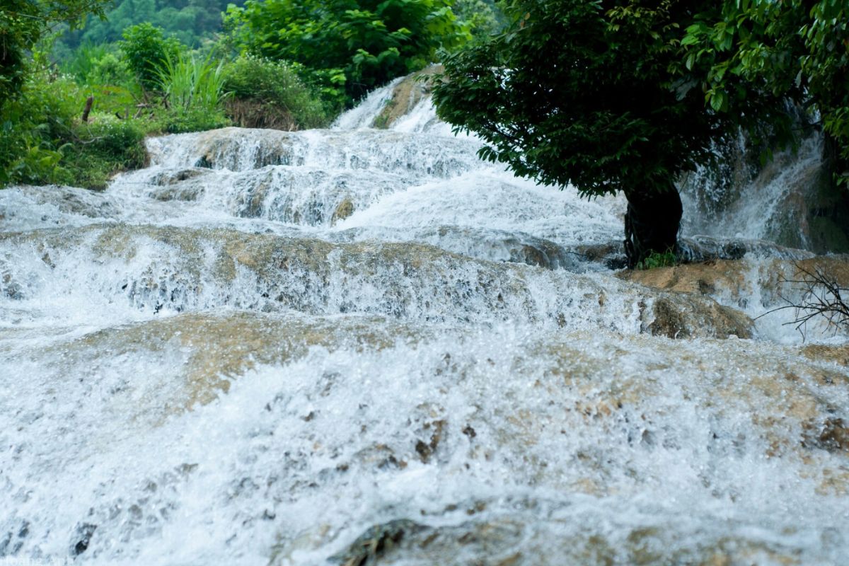 Tourists at Hieu Waterfall in Pu Luong